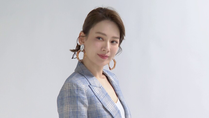 《再见爱人3》海报侧拍：殷悦Melody笑容治愈气质满分
