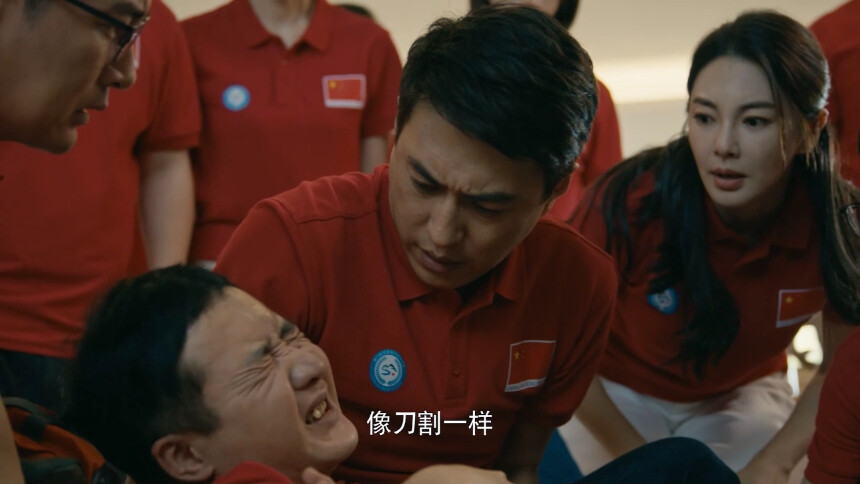 老于突发心脏病众人急救