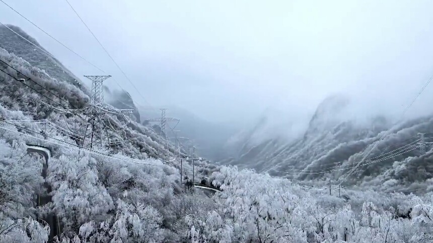 融冰除雪 秦岭山中保畅通保民生