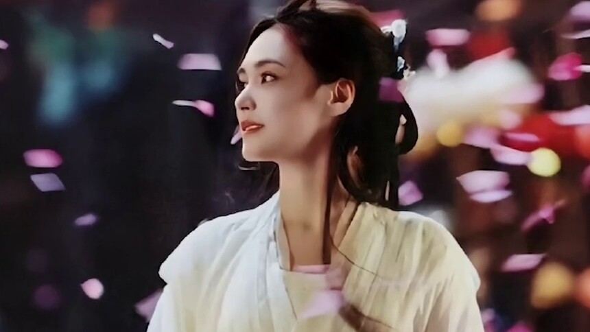 清冷破碎感！钟欣潼《永夜星河》白衣剧照曝光