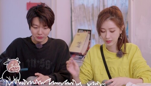 牛在在楚月在石头上画画 探讨当代人躺一天的负罪感