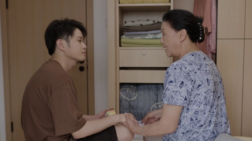 王伟妈妈要回老家，嘱咐王伟要好好对刘小溪