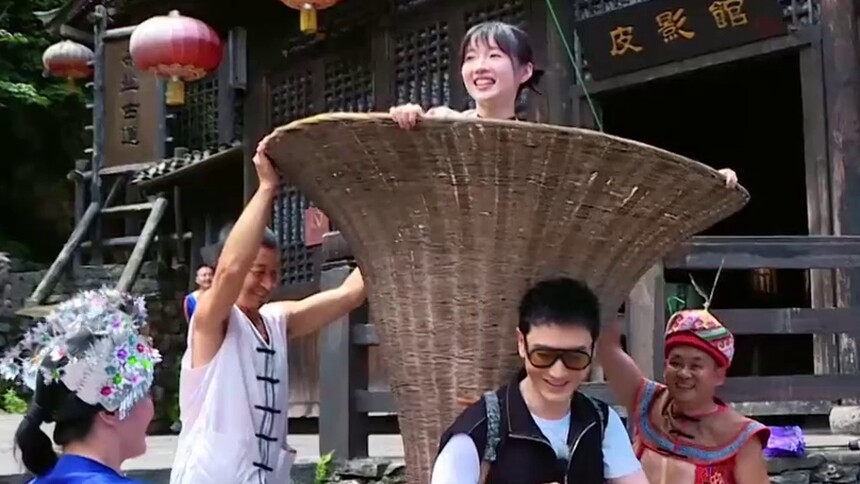 偶遇“祝米酒”夫妇 黄晓明挑战用背篓背李浩菲