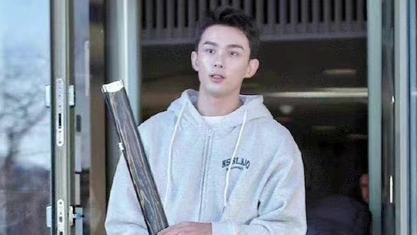 吴磊新剧《在暴雪时分》路透曝光 灰色运动装阳光帅气