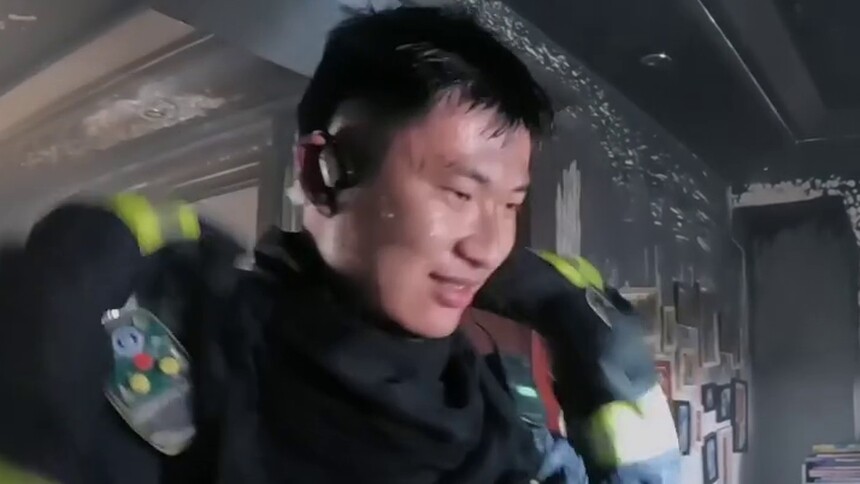 崔磊还没进站就遇消防员出警！保姆烧床垫线头引发火灾