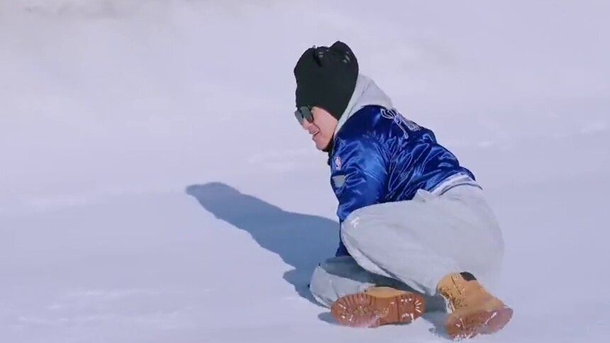 玩脱了！王虎助跑沈嘉仪把自己推下雪坡