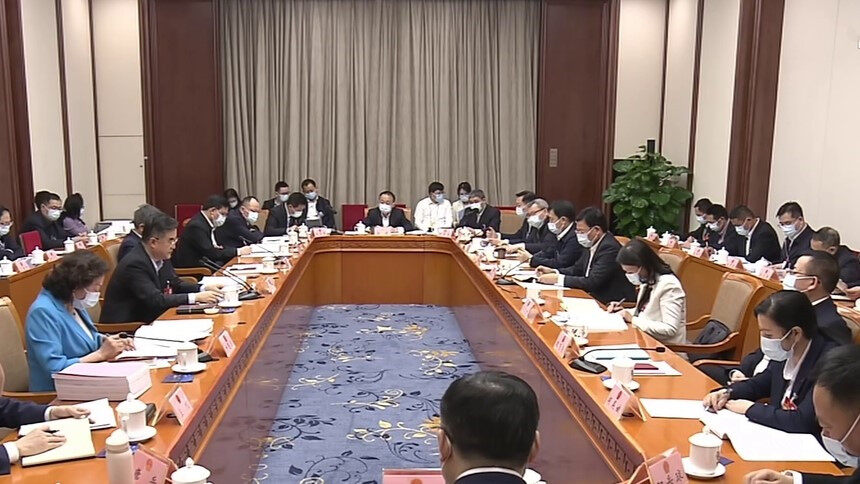 湖南代表团举行分组会议 审议全国人大常委会工作报告、关于修改立法法的决定草案、国务院机构改革方案、第十四届全国人大一次会议选举和决定任命的办法草案 推选监票人 张庆伟毛伟明等参加讨论