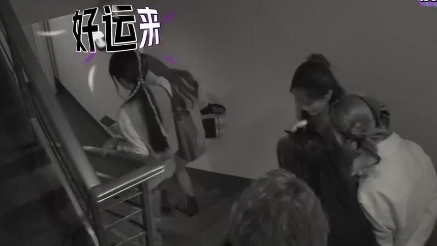 深夜探案以歌壮胆？田曦薇勇敢带路护全团！