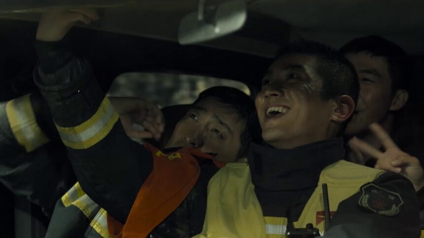 《惊天救援》推广曲MV 真实救援片段引人泪目