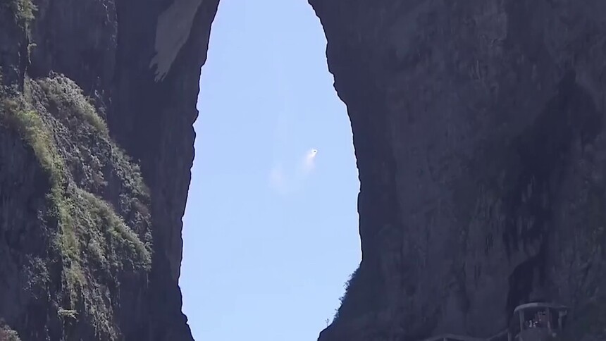 张家界：张树鹏成功挑战翼装飞行穿越天门洞