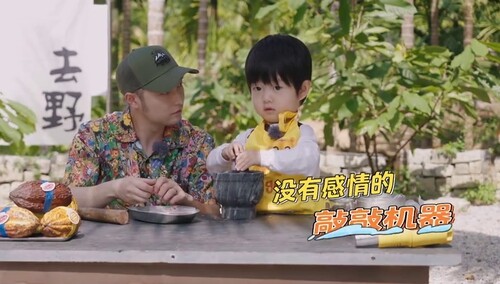 葛沛豪手工制造！阿宝超可爱“摸鱼”实录