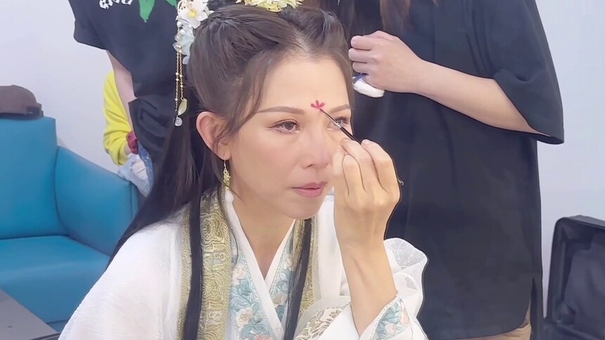 蔡少芬自画甄宓妆，张晋远程连线关注初舞台