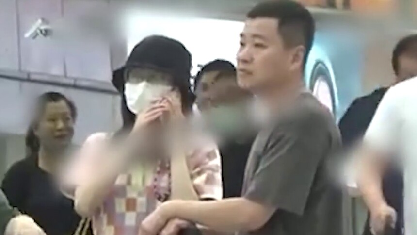 张慧雯疑似恋情曝光 与男子同回家互动亲密