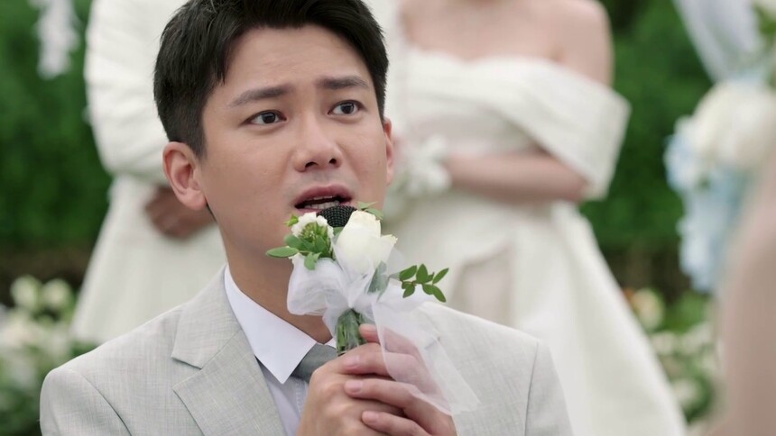 王欢接住捧花，刘非想向王欢求婚，却被王欢求婚成功