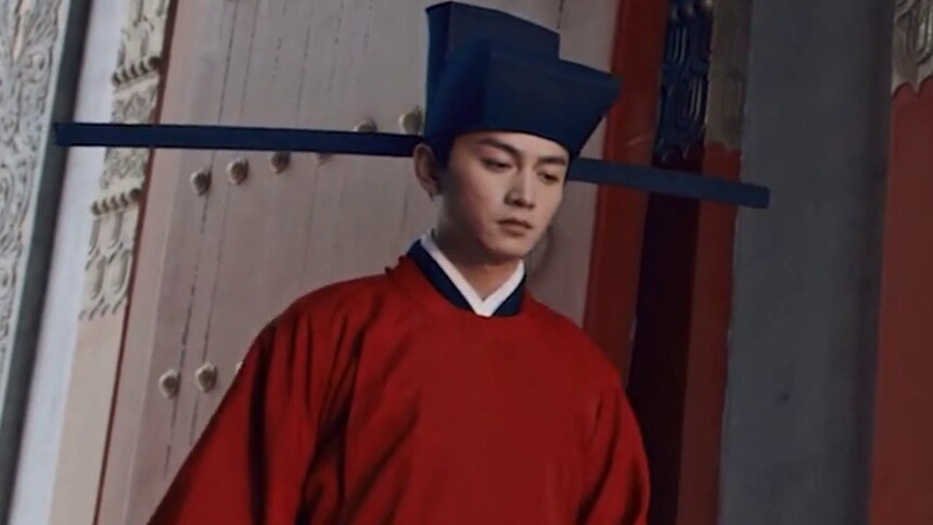 “中式审美下的红色官服，被他们穿出了少年郎的意气风发！”