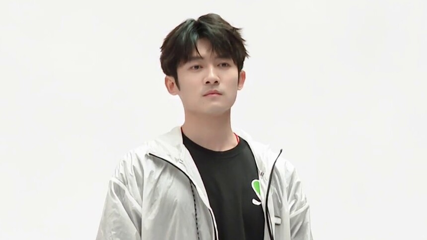 《全员加速中2023》独家海报侧拍：佟梦实眼神有戏帅气不减