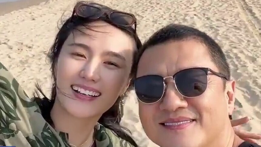 李亚鹏海哈金喜过二人世界 北戴河海边游玩笑容满面