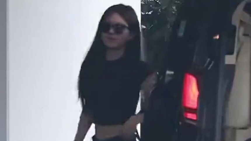 赵露思上班路透，头顶比心的小可爱！