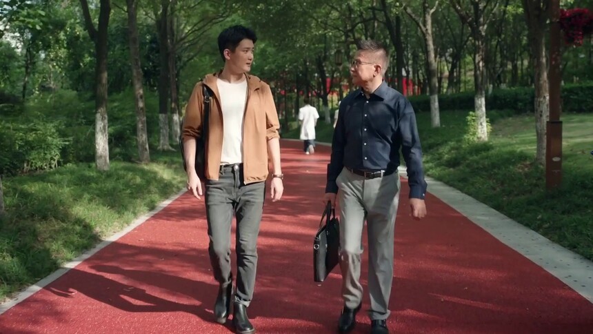 刘滨河为刘非悉心讲解手术，父子两人牵手回家吃饭