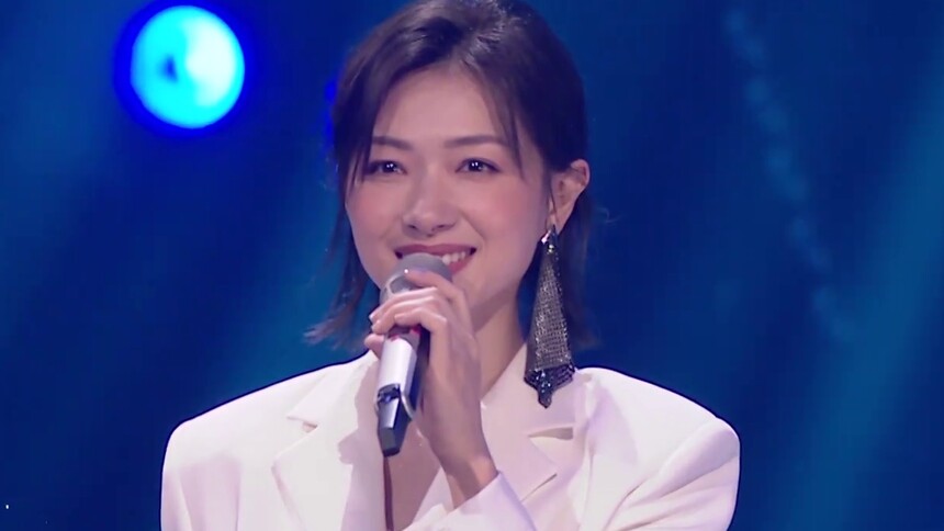 何炅万茜致敬援鄂抗疫代表张雯