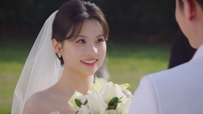 满山遍岭修成正果，婚礼现场浪漫相拥