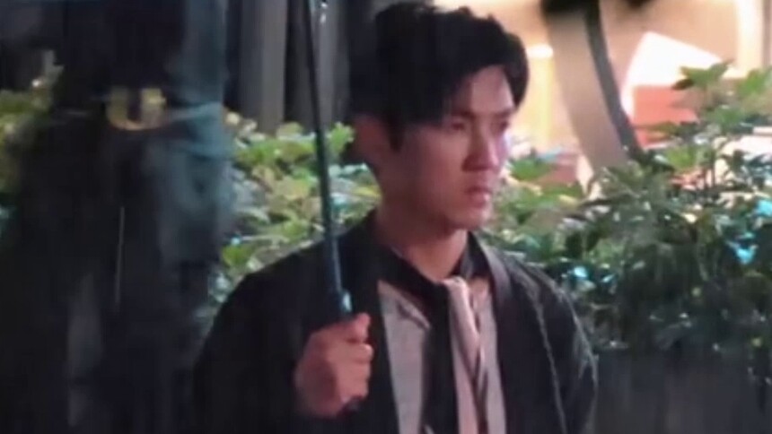 钟汉良《亦舞之城》路透曝光 雨中撑伞忧郁气质拉满