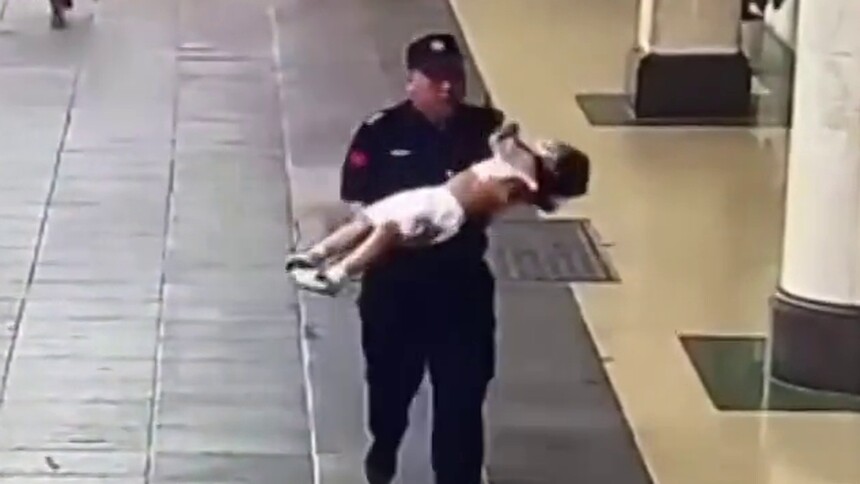 女童突然晕倒 湖南中医附一保安抱娃飞奔送急救：老人带高烧孙女看病 刚进医院孙女突然晕倒抽搐