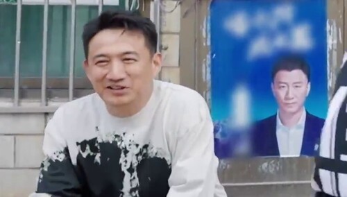 黄磊时隔多年村口嗑瓜子 孙红雷竟在后面盯着？