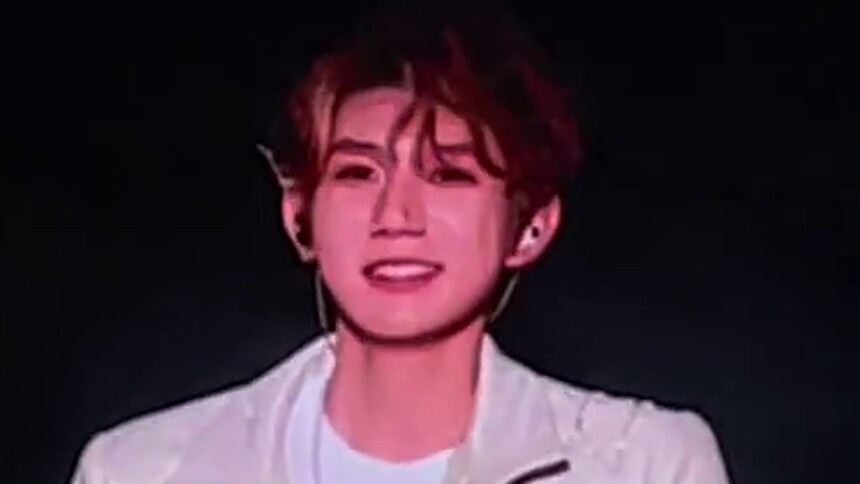 TFBOYS十周年，没扶住的尴尬宝宝王源！