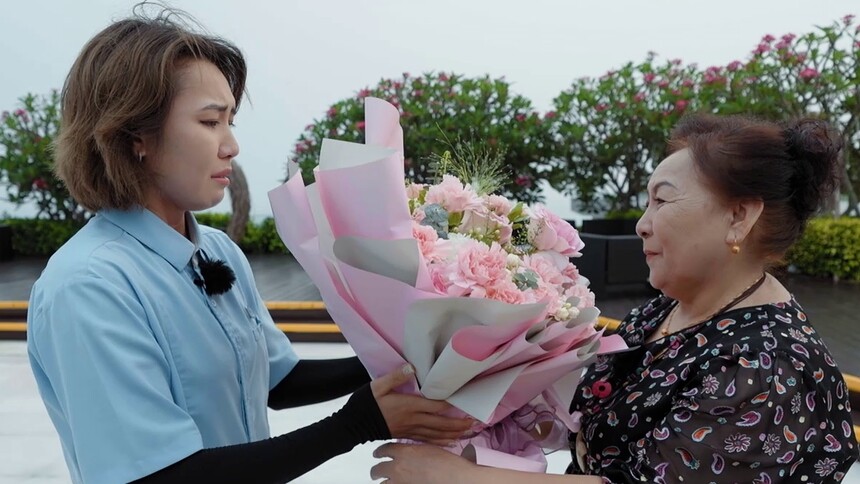 突如其来的惊喜！阿合娜尔与母亲见面感动到泪目