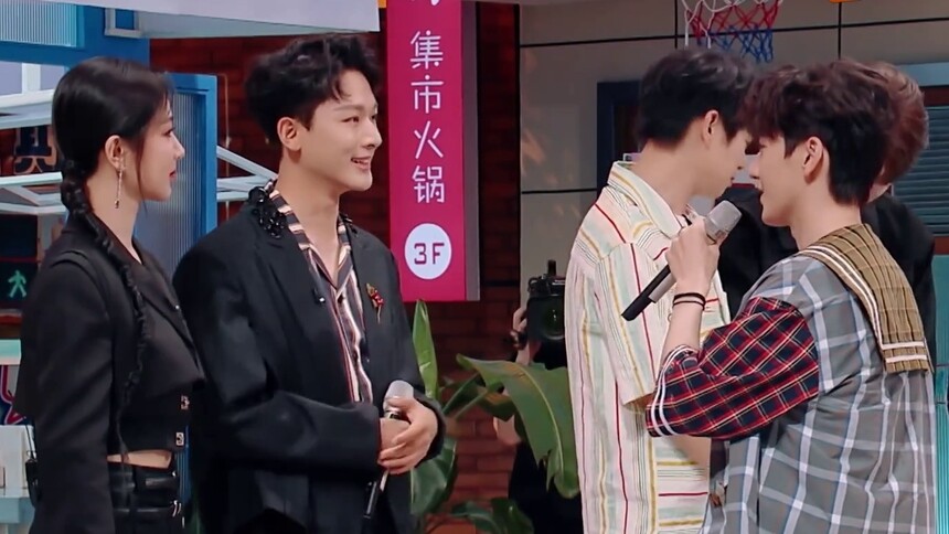 前排围观放狠话现场 王弘毅让张晚意让一让