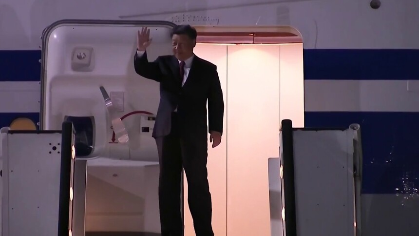 习近平结束出席金砖国家领导人第十五次会晤并对南非进行国事访问回国