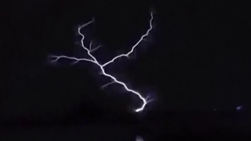 “圣艾尔摩之火”现象惊现美国佛州夜空