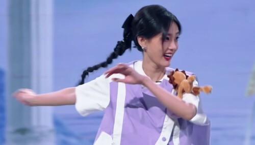 李一桐林柏叡上演紧张追逐！杨超越夜市吃泡菜挑战