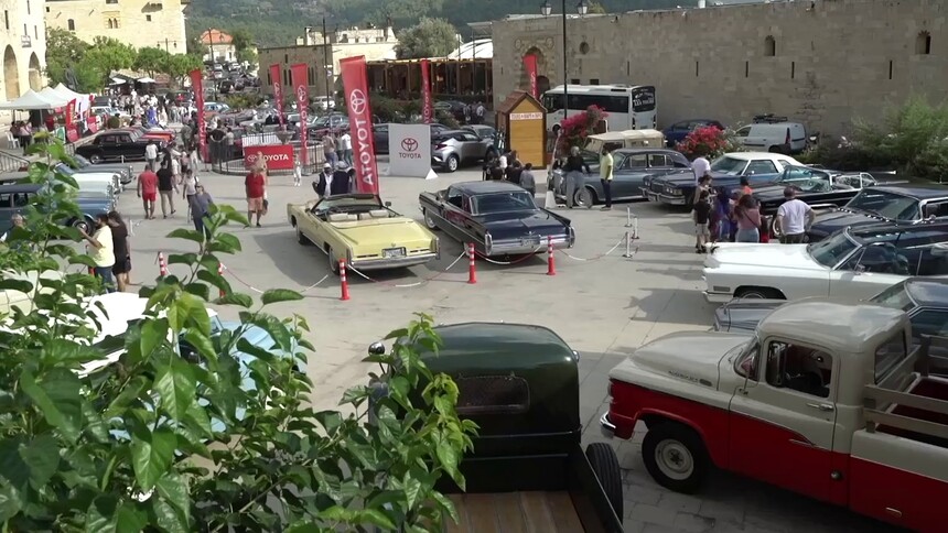 黎巴嫩小镇代尔盖迈尔举办经典汽车展
