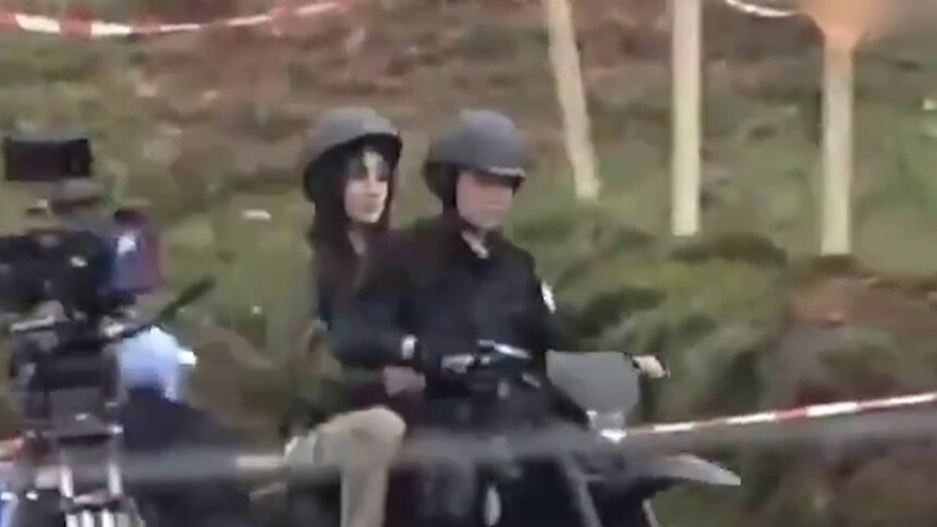 陈哲远梁洁《白色橄榄树》曝骑车路透 搂腰兜风氛围感满分