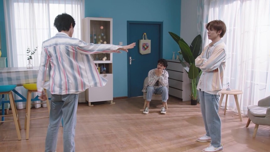 王晨艺与机器人Max尬舞