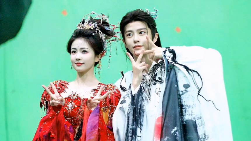 白鹿刘润铭《白月梵星》片场合影 俊男美女养眼同框