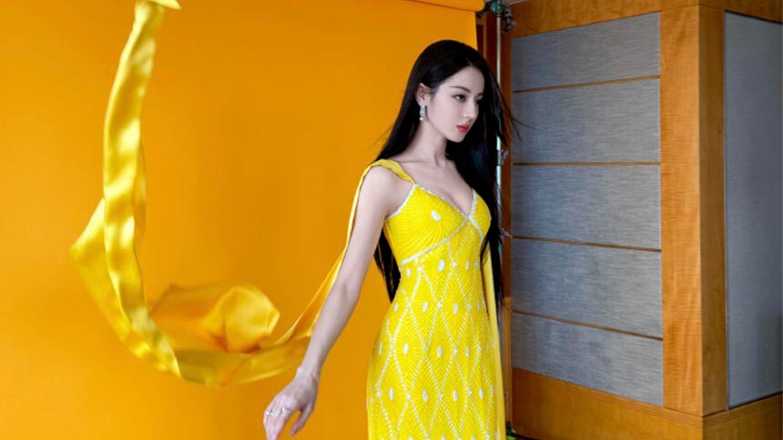 迪丽热巴黄裙造型曝光 身姿婀娜风情万种