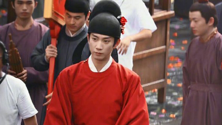 王子奇《榜上佳婿》曝骑马路透 红衣造型意气风发
