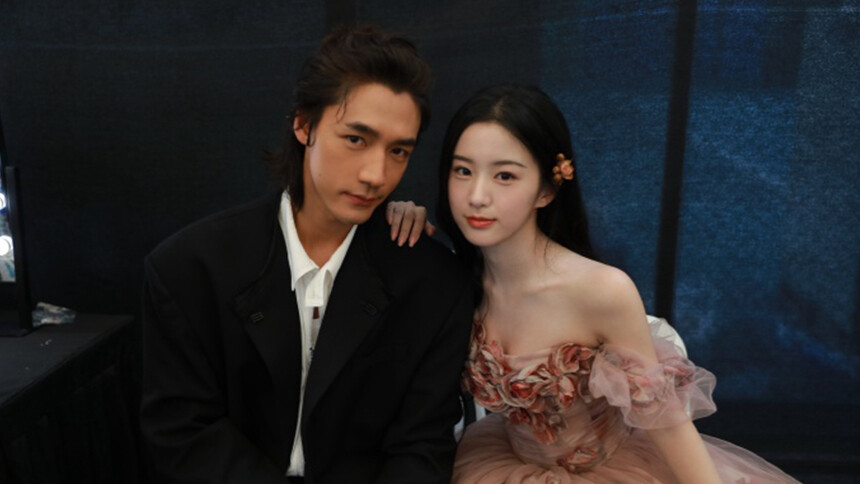 此沙包上恩甜蜜互拍 多角度拍摄趣味十足