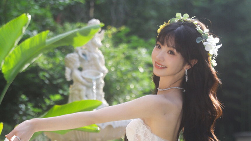 田曦薇分享九宫格美照 花团锦簇明媚动人