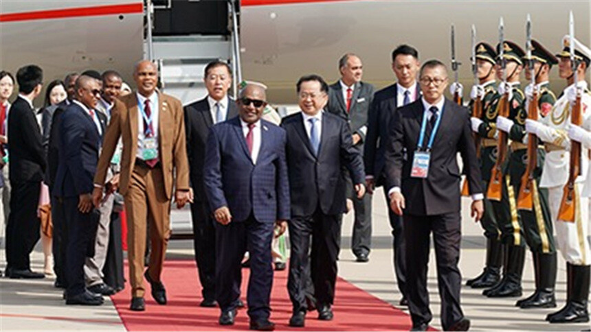 中非合作论坛｜科摩罗总统阿扎利抵达北京