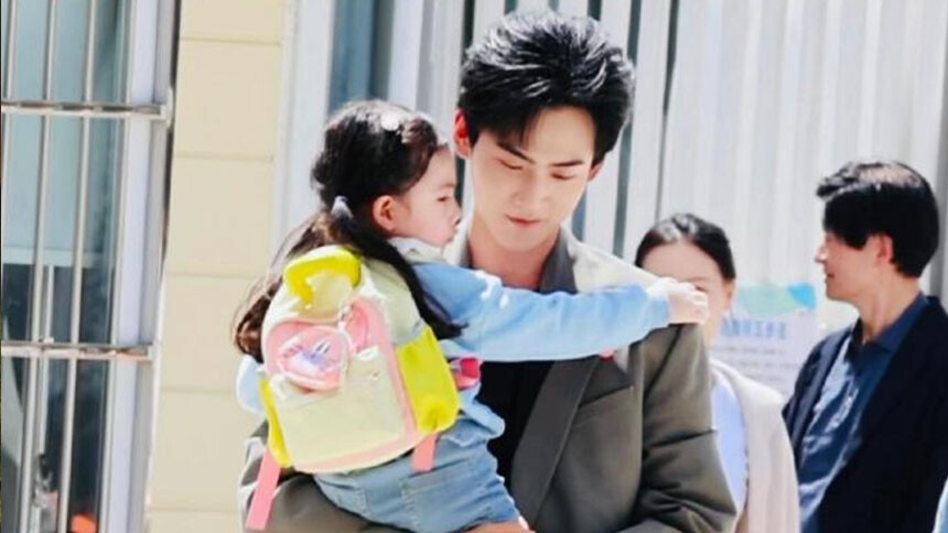 周柯宇《狙击蝴蝶》新路透 单手抱娃爸爸力爆棚