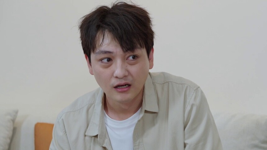 向南怕老胡发现瓶子摔碎，哄骗老胡伤势严重需住院