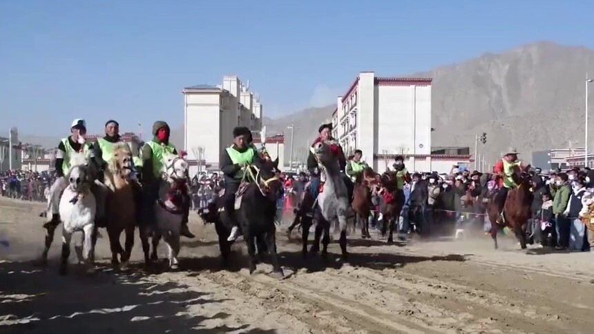 西藏山南森布日举行赛马活动