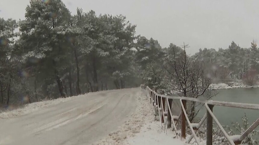 希腊：大雪袭击雅典 道路封闭 学校停课
