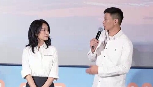 芒果新生直面媒体犀利提问 秦海璐周一围按头推介新人