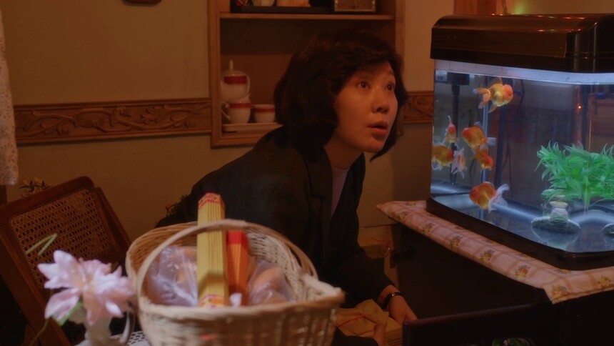 黄玲和张阿妹一起上香给孩子们求姻缘