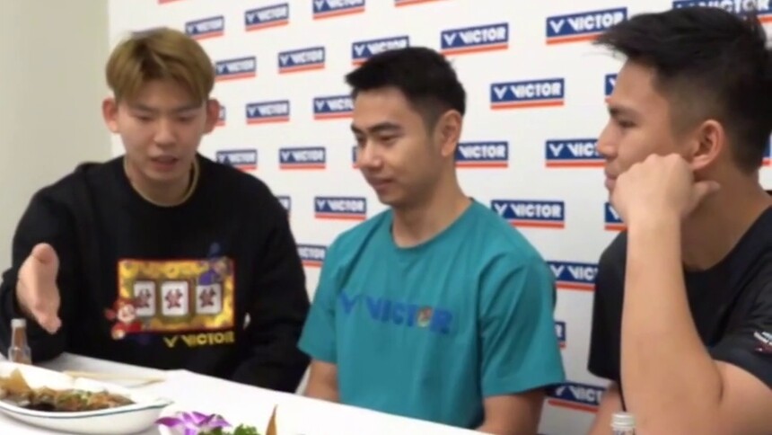 刘雨辰邀请马来西亚组合吴世飞/伊祖丁吃西湖醋鱼